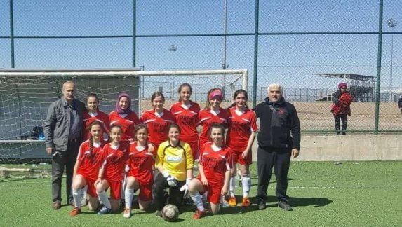Cumhuriyet Ortaokulumuz Kız Futbol Takımı Tüm Rakiplerini Yenerek Erzurum´da Bölge Şampiyonu Oldu.