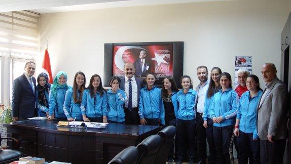 Cumhuriyet Ortaokulu  Kız Futbol Takımı, Yarı Finaller Öncesinde Milli Eğitim Müdürümüz Samim AKSOY´u  Ziyaret etti.