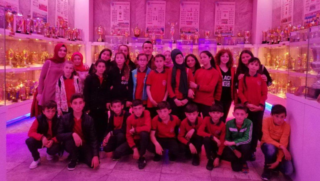 Eğitimin Yıldızları-HOPO Proje Yarışması Kapsamında Deregözü Ortaokulu Olarak yürütülen Tasarruf Et Değerlendir projesi dahilinde Trabzon Şehir Müzesi Ve Trabzonspor Müzesine gezi düzenlendi. 