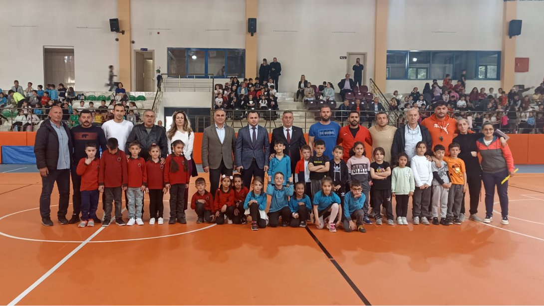 Geleneksel Çocuk Oyunları Yarışmaları Vakfıkebir Kapalı Spor Salonunda Yapıldı...